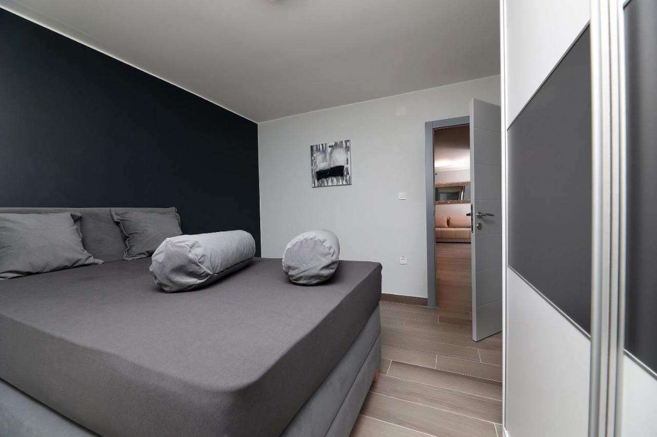 Mariella Apartment *